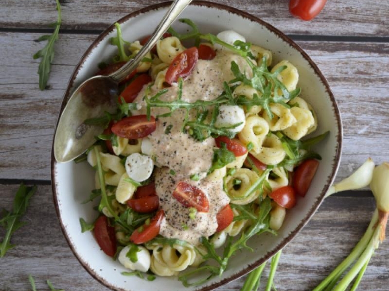 Sałatka z serowym tortellini i pomidorowym dressingiem