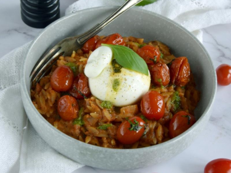 Pomidorowe orzotto z burratą i pesto