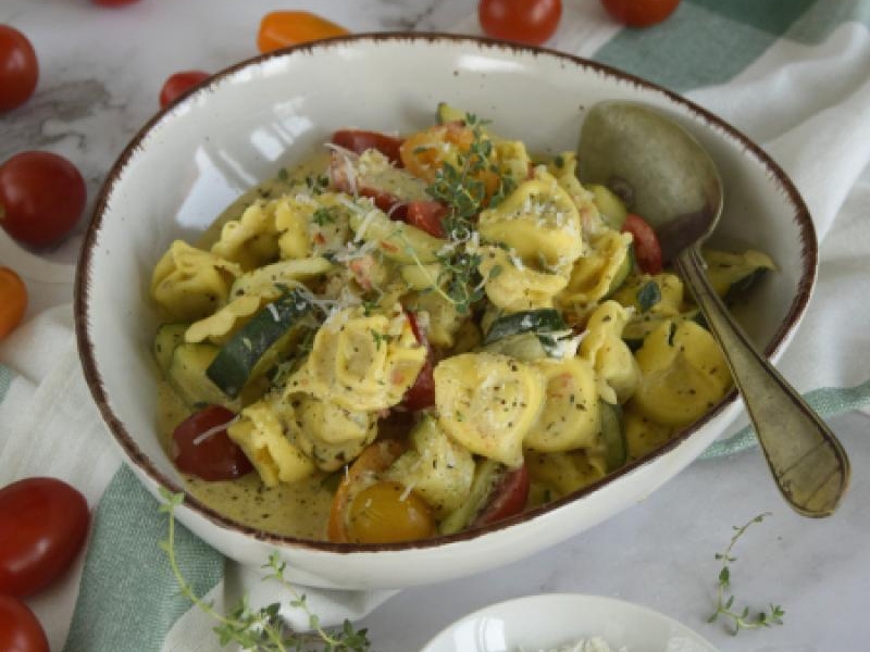 Kremowe tortellini z pomidorami i cukinią