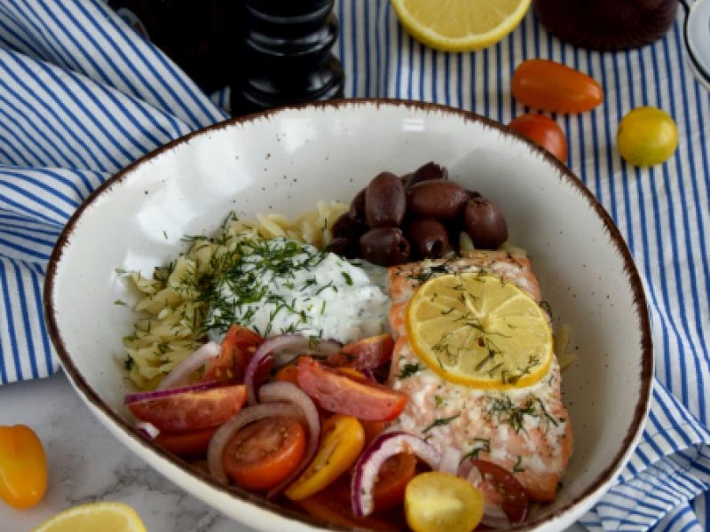 Grecki bowl z łososiem