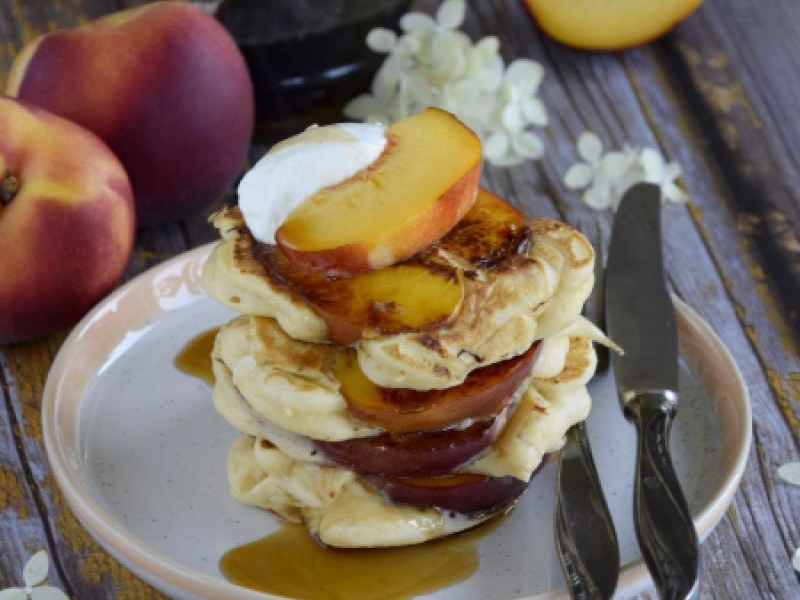Jogurtowe pancakesy z brzoskwiniami
