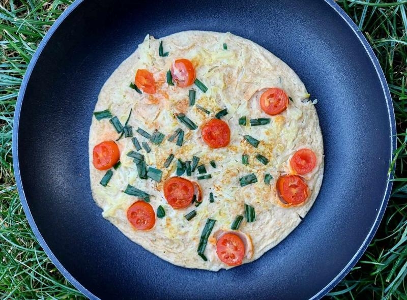 Omlet z cukinią i pomidorkami koktajlowymi.