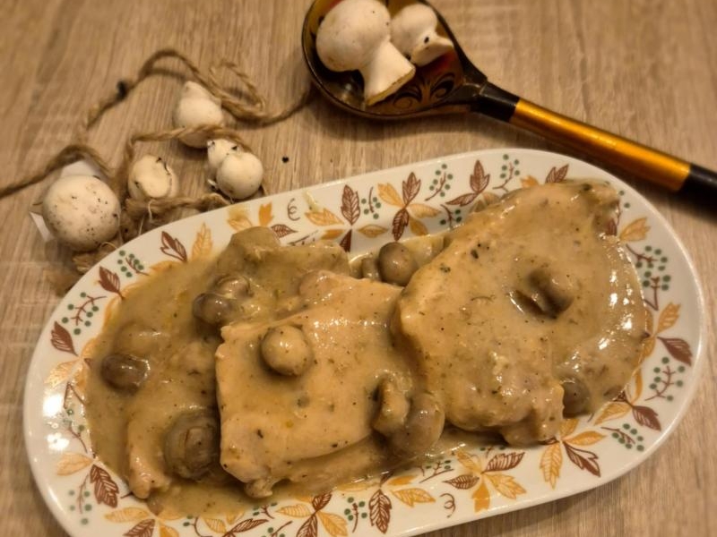 Szynka duszona z pieczarkami w sosie.