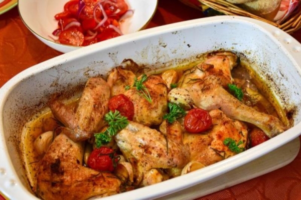 Kurczak z piekarnika z pomidorkami – Smakowita i prosta propozycja na zdrowy posiłek.