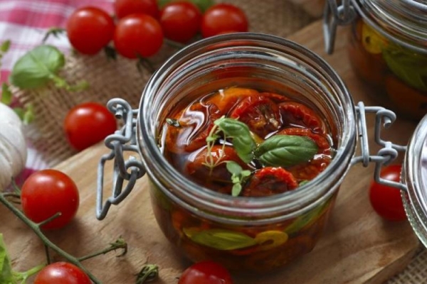 Przepis na smakowite suszone pomidory w oleju – domowa przekąska przez cały rok!