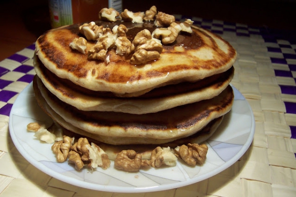 pełnoziarniste pancakes z miodem i orzechami