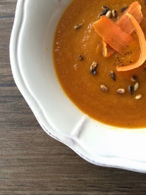 Zupa krem marchewkowy z miodem, imbirem i pieczonym czosnkiem