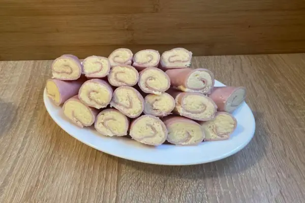 Szyneczki faszerowane serem żółtym z majonezem i czosnkiem