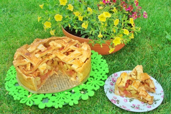 Ciasto wypełnione po brzegi rabarbarem i jabłkami