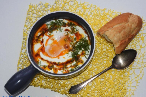 Çilbir - poszetowane jaja w jogurcie z czosnkiem i pikantnym masłem