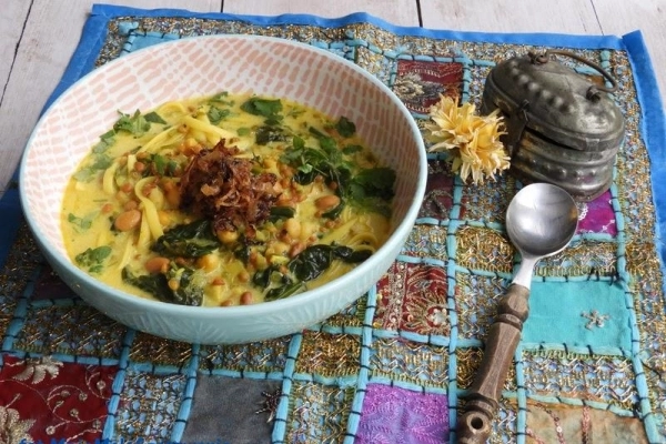 Irańska zupa z soczewicy, fasoli, makaronu i zieleniny