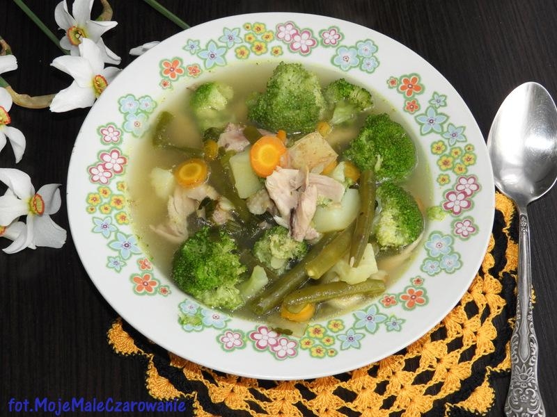Wiosenna zupa z brokułem i fasolką
