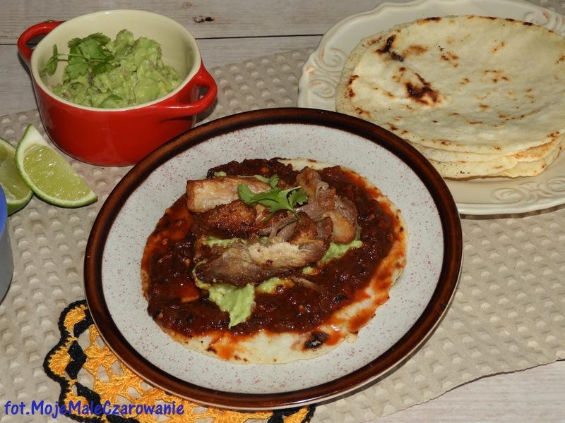 Chicharrón con salsa roja - skwarki wieprzowe z salsą