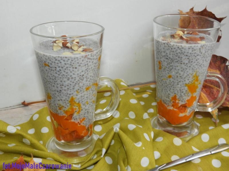 Deser z chia w pucharku z migdałami