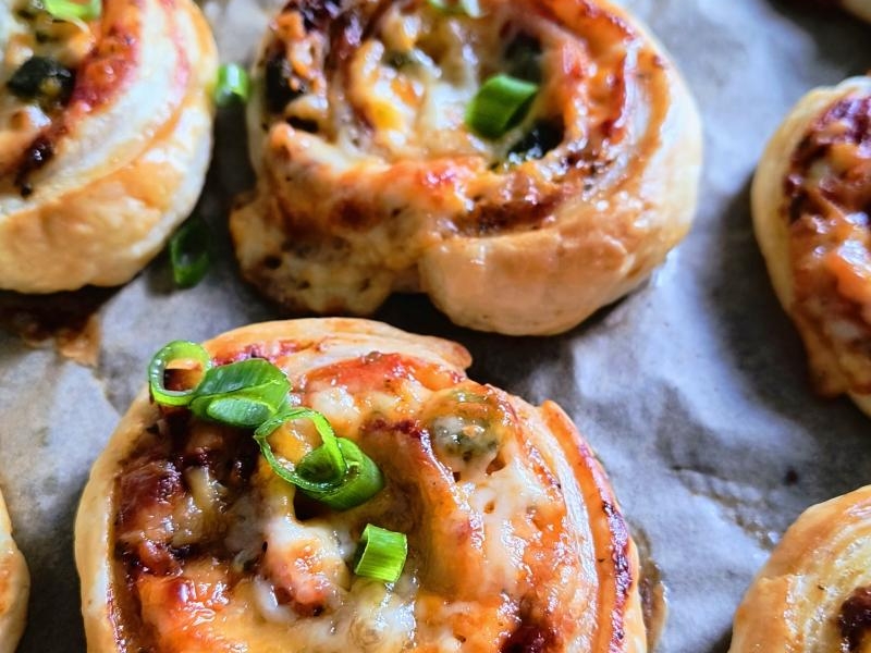 Mini pizzerinki z ciasta francuskiego