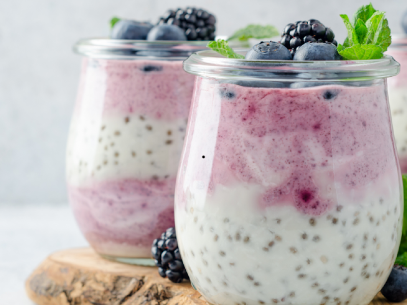 Chia Pudding z Kokosem i Jagodami – Zdrowa i Prosta Przekąska