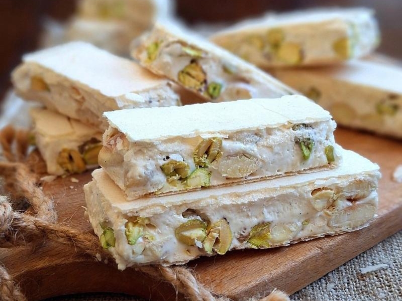 Torrone – nugat z pistacjami i migdałami