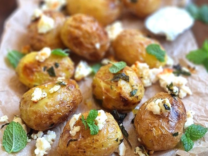 Pieczone młode ziemniaczki z fetą, miętą i tzatziki