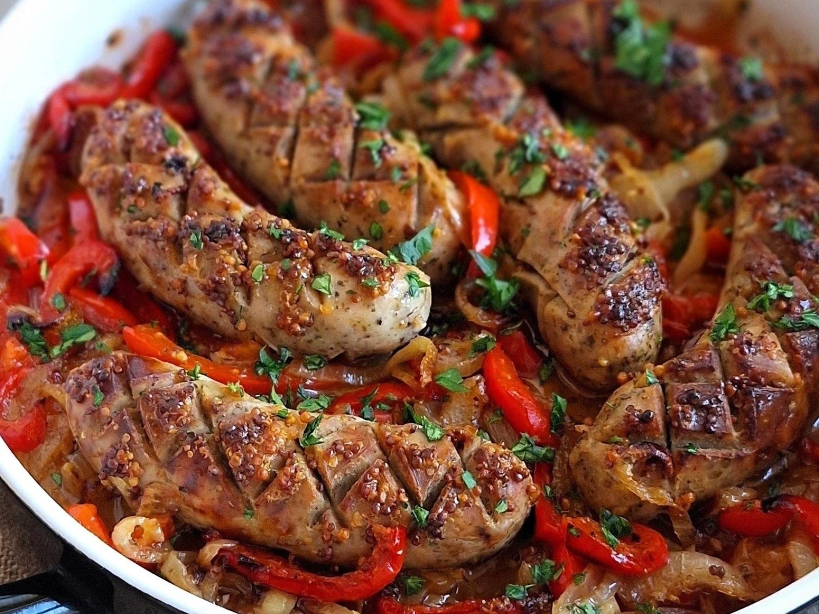 Biała kiełbasa pieczona z papryką