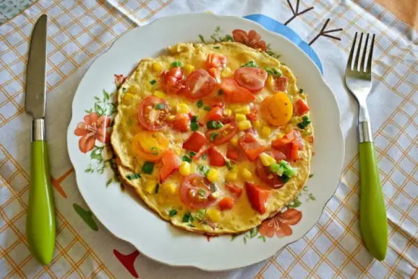 Zdrowy, kolorowy omlet z warzywam