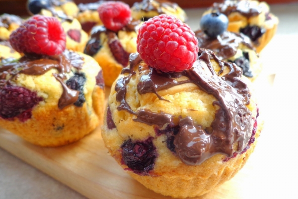 Muffinki z białą czekoladą i owocami