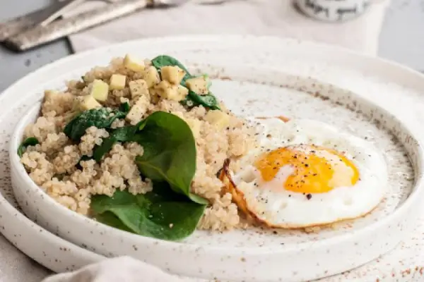 Szybki lunch z komosą ryżową i szpinakiem