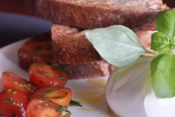 Mozzarella z pomidorkami i bazylią na lunch