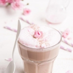 Różowe latte z mlekiem...