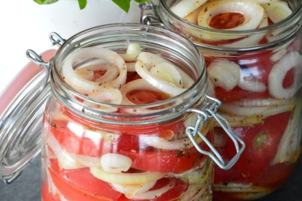 Pomidory marynowane w słoiku