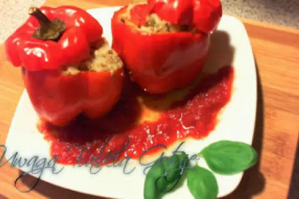 Papryka Faszerowana  z Sosem Pomidorowym
