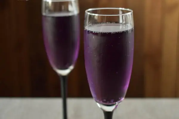 Champagne in Purple - przepis na drink z szampanem Prosecco