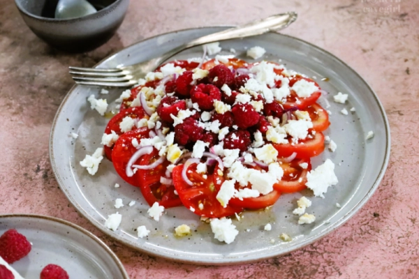 Sezonowa sałatka z pomidorów, malin i fety (Keto, Paleo, LowCarb)