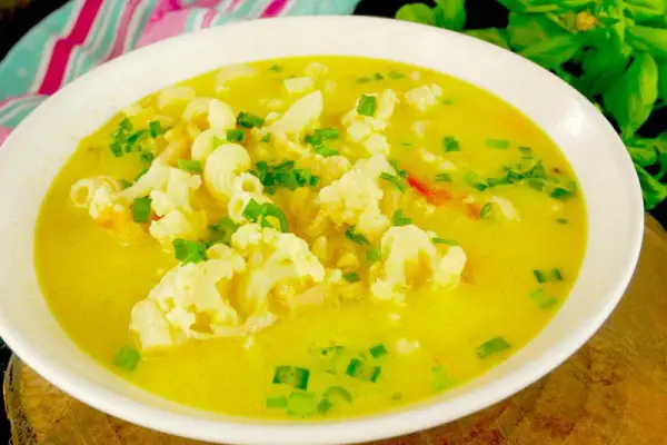 Serowa zupa kalafiorowa – prosty przepis na nietypową zupę
