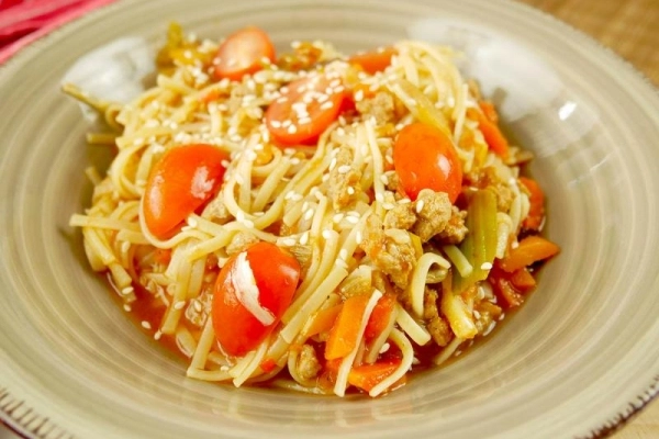 Makaron z mięsem mielonym po chińsku – błyskawiczne danie na obiad