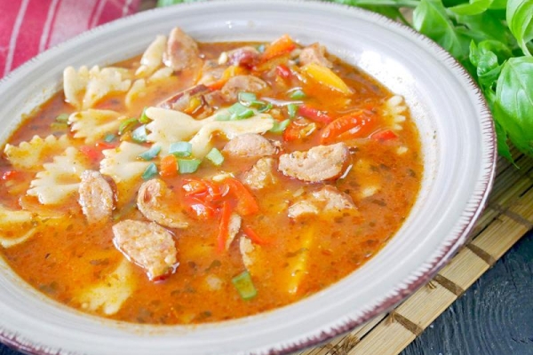 Zupa cygańska z makaronem – prosty przepis na pyszne danie