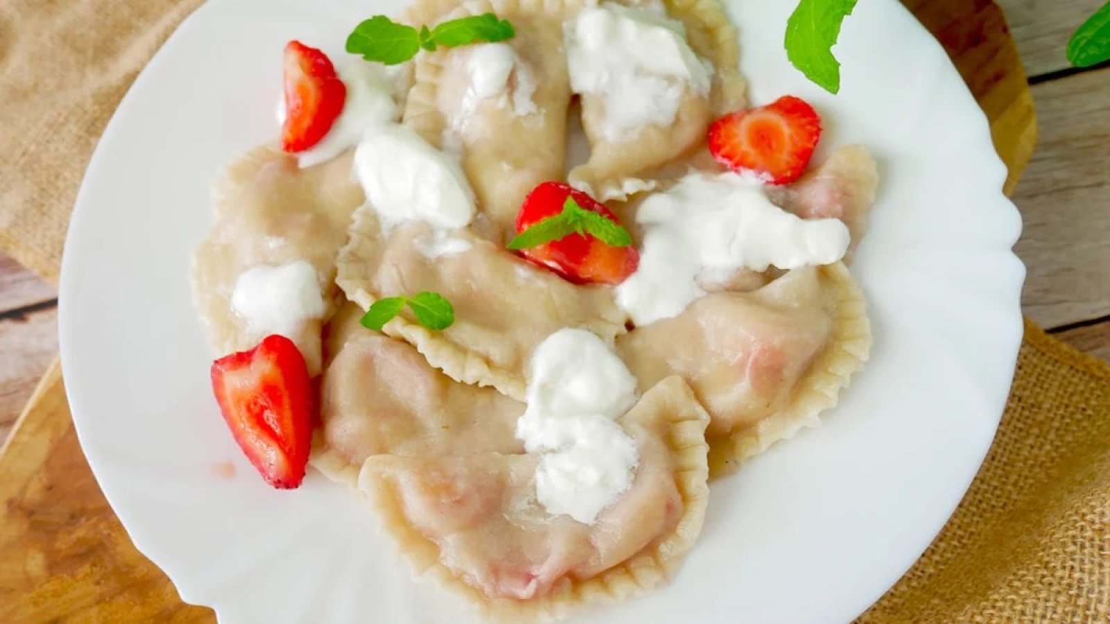 Pierogi z truskawkami – prosty przepis na letni obiad