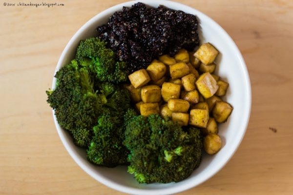 obiad w miseczce - smażone tofu, czarna quinoa i brokuły