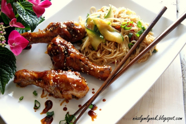Azjatycki kurczak w glazurze z Chow Mein 
