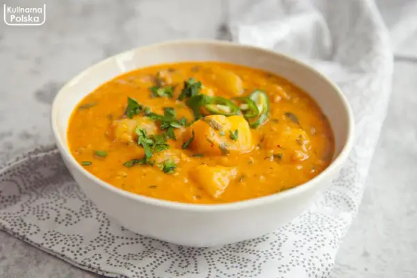 Curry kartoflanka. Wyrazista, rozgrzewająca i bardzo sycąca zupa wegańska. PRZEPIS