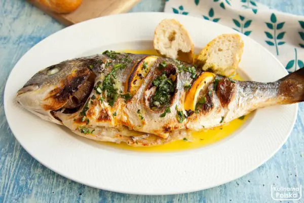 Ryba pieczona po śródziemnomorsku z oliwą czosnkową. PRZEPIS