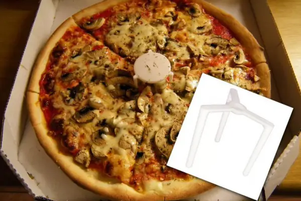 Do czego służy plastikowy „stolik” w pudełku z pizzą? Jest opatentowany i ma bardzo ważne zadanie