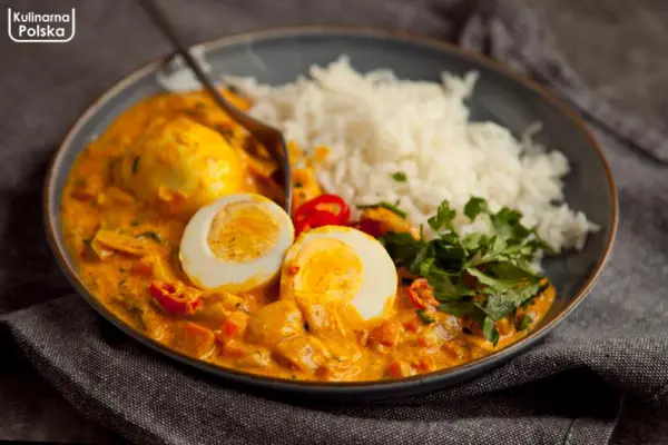 Jajka w sosie curry. Przepis na szybki i pyszny obiad bez mięsa