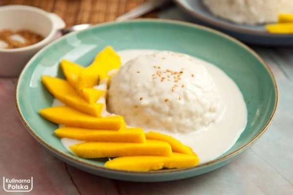 Tajski deser ryżowy z mango i mlekiem kokosowym. Przepis na mango sticky rice