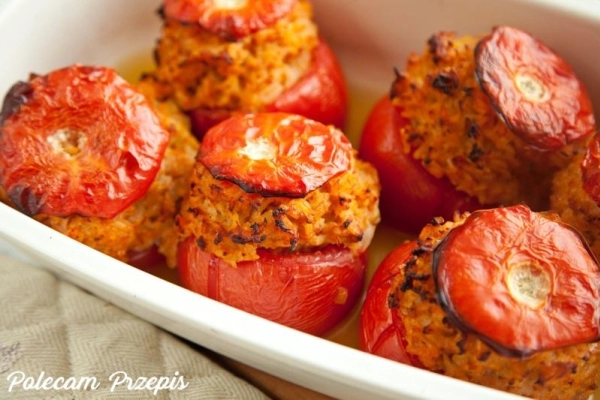 Pomidory faszerowane jak goÅÄbki. Pyszne danie do zrobienia w piekarniku