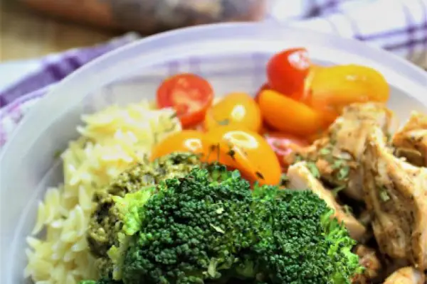 Sałatka z kurczakiem, brokułami i pesto-lunch box