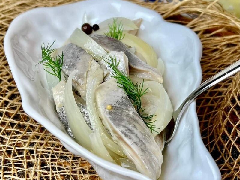 Śledzie w oleju z cebulką i zielem angielskim