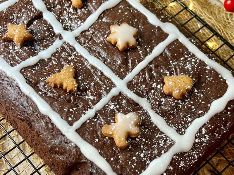 Piernik czekoladowy świąteczny z lukrowaną kratką