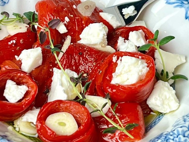 Pieczona papryka z fetą i czosnkiem – aromatyczna przekąska lub dodatek