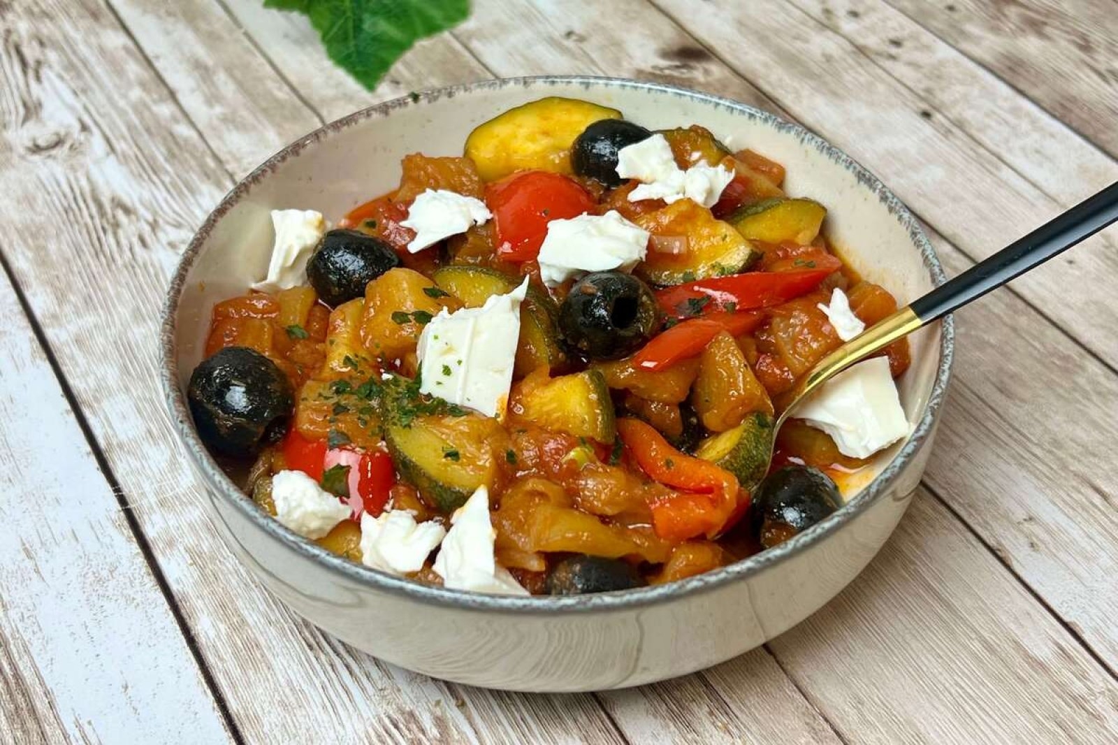 Bakłażan z cukinią i fetą w sosie pomidorowym