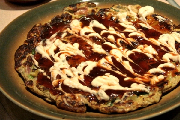 Bezglutenowy japoński placek okonomiyaki z cukinii 